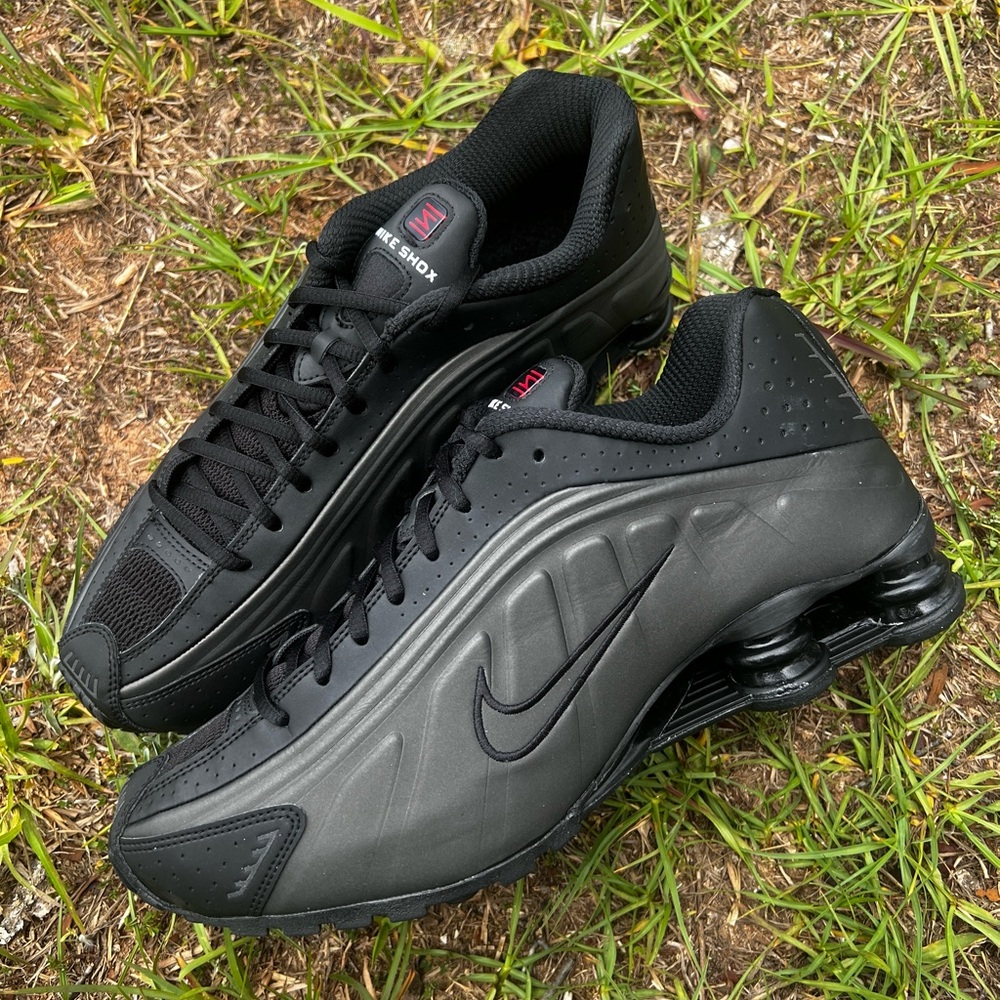 CLEAN Nike size 12 Womens Shox R4 Triple Black shoes